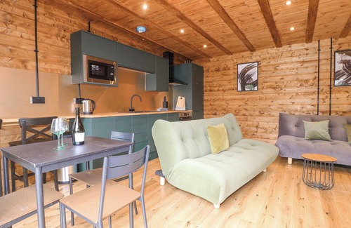 South Luffenham Cottage | CHICKEN RUN, pet friendly, with hot tub in Stamford