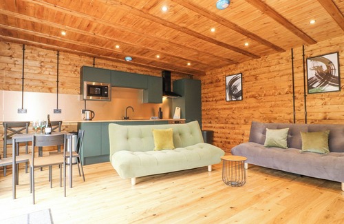 South Luffenham Cottage | CHICKEN RUN, pet friendly, with hot tub in Stamford