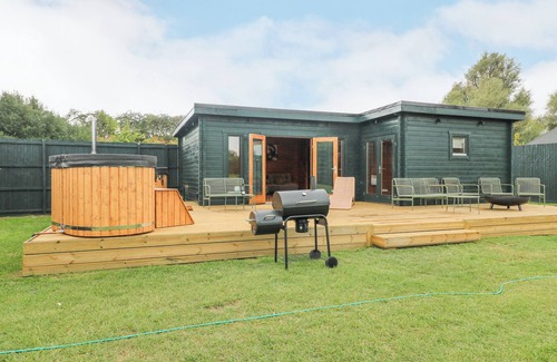 South Luffenham Cottage | CHICKEN RUN, pet friendly, with hot tub in Stamford