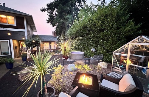 Erlands Point-Kitsap Lake Apartment | Chico Bay Inn Garden Suite: Hot Tub Kayaks Private Beach Lux King Bed