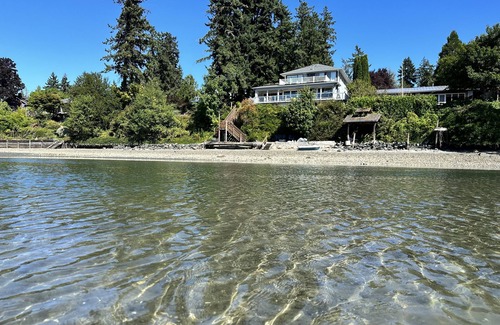 Erlands Point-Kitsap Lake Apartment | Chico Bay Inn Garden Suite: Hot Tub Kayaks Private Beach Lux King Bed