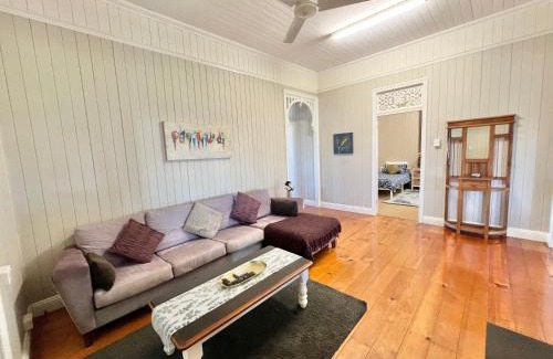 Childers House | Childers Charmer with Aircon, WIFI & modern luxuries