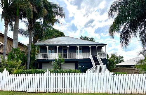 Childers House | Childers Charmer with Aircon, WIFI & modern luxuries