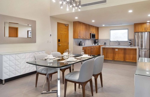 San Jose del Cabo Condo | Chileno Bay luxury 4 bedroom oceanfront suite with private balcony and hot tubs