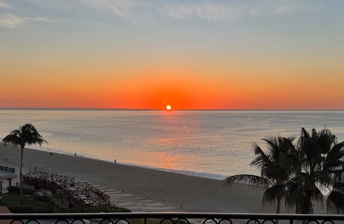 San Jose del Cabo Condo | Chileno Bay luxury 4 bedroom oceanfront suite with private balcony and hot tubs