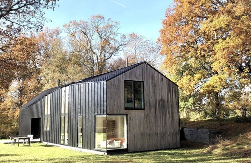 Abbess Roding House | Chill @ architect designed home with wild swimming