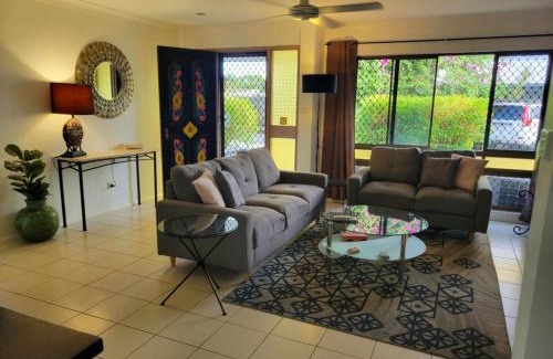 Manunda House | Chill out space close to town