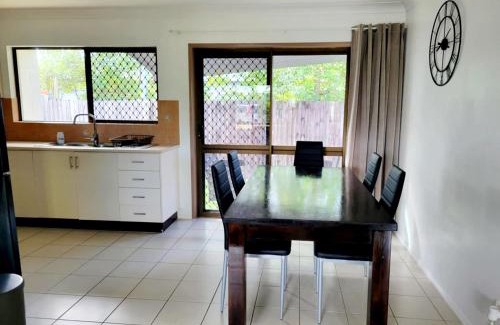 Manunda House | Chill out space close to town