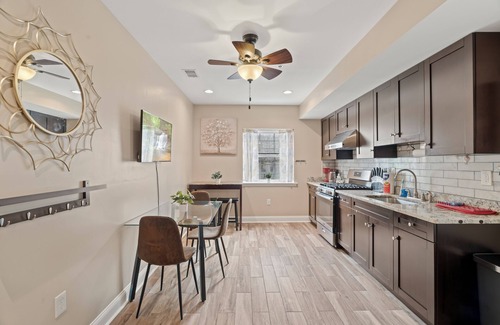 Chinatown Apartment | Chinatown Bi-Level 2BR Apartment + Basketball Court