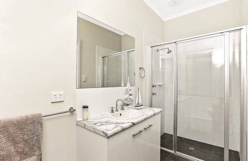 Hayborough House | Chiton Rocks Retreat - Family - Wi-Fi - Near Beach