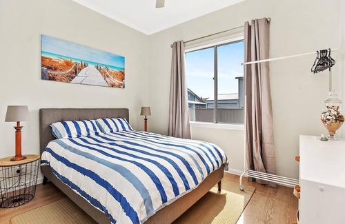 Hayborough House | Chiton Rocks Retreat - Family - Wi-Fi - Near Beach