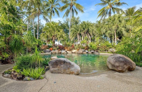 Palm Cove Apartment | Chrissy's Cozy Cove