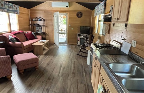 Valois Cabin | "Christine's Cabin" Great place to stay for wine trail events