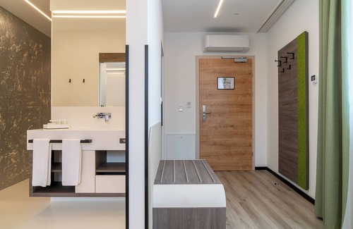 Lend Hotel | CHRIZZ Rooms