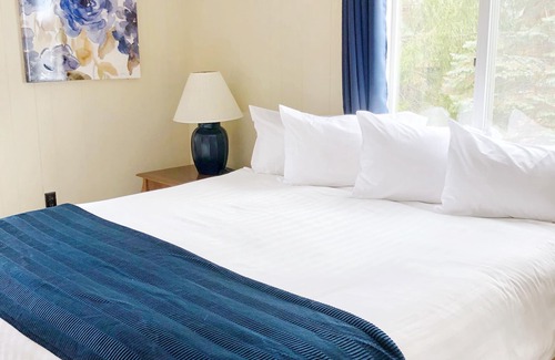 Hubbard Lake Bed & Breakfast | Churchill Pointe Inn