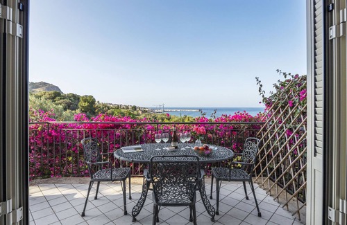 Porticello Apartment | Cicladi Santorini by Interhome