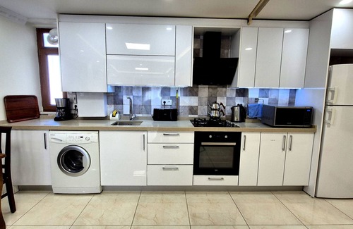 Cihangir Apartment | Cihangir Superior Living 3BR: Open Kitchen, 6 Guests, Public Transport Access