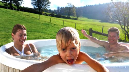 Siviriez Villa | Cinéma Enchanté maison d'hôtes avec écran géant et bain nordique