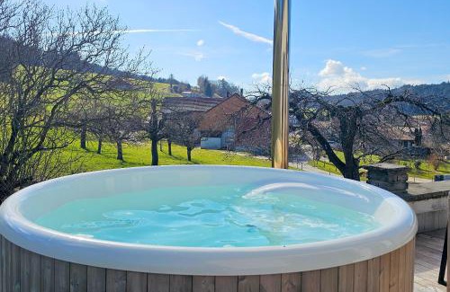 Siviriez Villa | Cinéma Enchanté maison d'hôtes avec écran géant et bain nordique