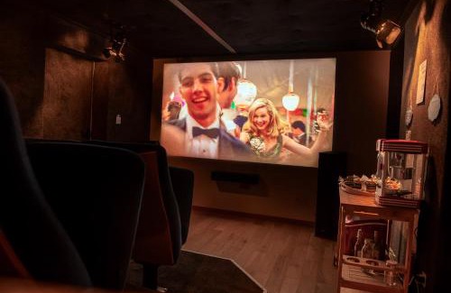 Siviriez Villa | Cinéma Enchanté maison d'hôtes avec écran géant et bain nordique