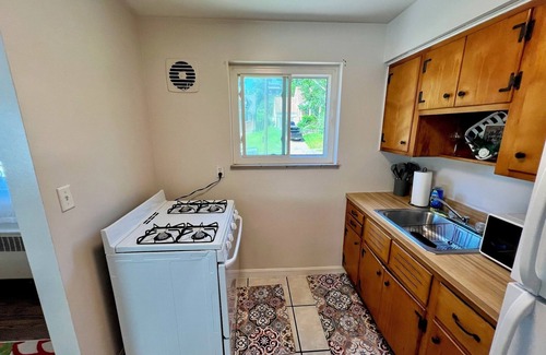 Westwood Apartment | CincyShortStays Sunrise Blossom 2 Bedroom Apartment 13 Minutes to Downtown