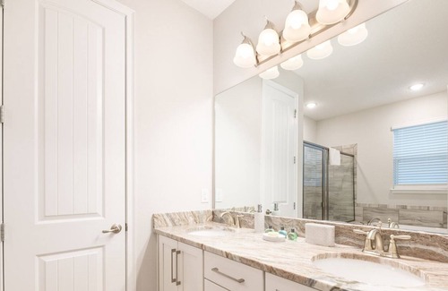 Celebration Villa | Cinema/Games Room/Free shuttle to Disney/ themed rooms/Private Pool and Spa