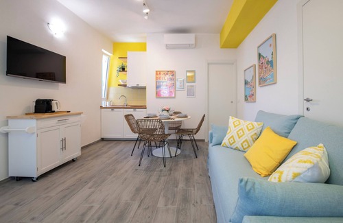 Moneglia Apartment | CINQUE TERRE APARTMENT PVT BATH & KITCHNETTE aMoneglia| 2min walk to the beach