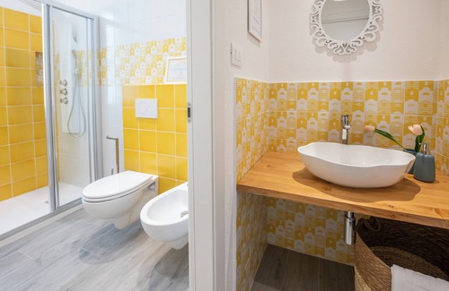 Moneglia Apartment | CINQUE TERRE APARTMENT PVT BATH & KITCHNETTE aMoneglia| 2min walk to the beach