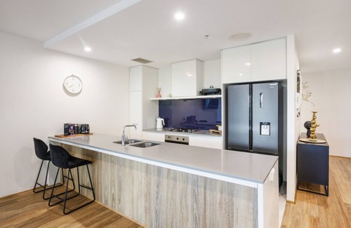 Surfers Paradise Apartment | Circle on Cavill Canal Views Huge Apartment