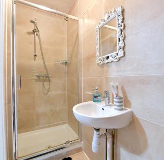 Tottenham Apartment | City Apartments near Seven Sisters