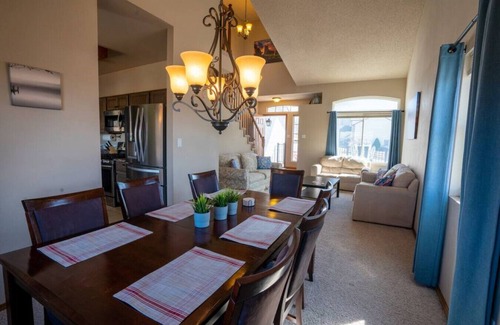 Northeast Colorado Springs Apartment | City Center Chalet 💦Hot Tub 🔥Pit 🏔Slide - 10min➜USAFA