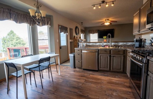 Northeast Colorado Springs Apartment | City Center Chalet 💦Hot Tub 🔥Pit 🏔Slide - 10min➜USAFA