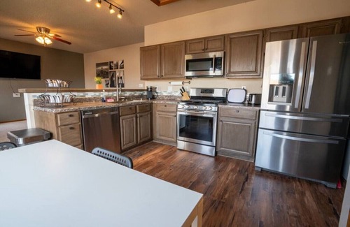 Northeast Colorado Springs Apartment | City Center Chalet 💦Hot Tub 🔥Pit 🏔Slide - 10min➜USAFA