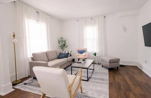 Wausau House | City Center Cozy Cottage 2 beds 2 baths