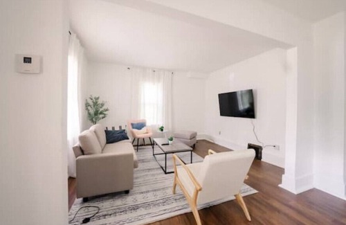 Wausau House | City Center Cozy Cottage 2 beds 2 baths