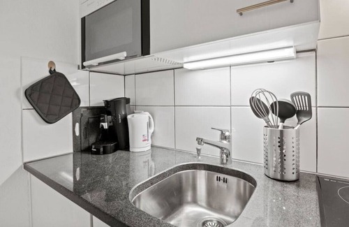 Winterthur Apartment | City Center Twin Bed Workplace Washer