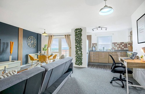 Northampton Apartment | 🌟City Centre Apt - Free Parking + Wifi + Balcony🌟