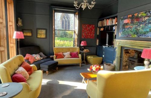 York House | City Centre Luxury Holiday House with Outdoor Bath and Parking
