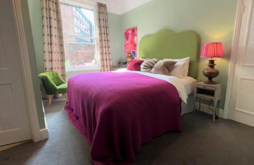 York House | City Centre Luxury Holiday House with Outdoor Bath and Parking