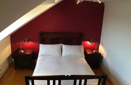 Exeter Apartment | City Centre Penthouse Apartment - Parking, Wifi, Sleeps 6
