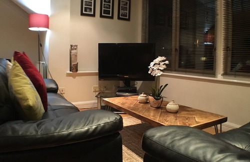 Exeter Apartment | City Centre Penthouse Apartment - Parking, Wifi, Sleeps 6