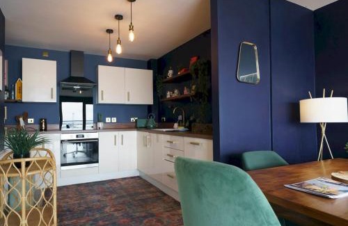 Belfast Apartment | City Centre Top Floor w Balcony Sunset Views Pass the Keys