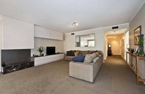 Toorak Apartment | City Convenience, Quiet AmbiencenPerfect Base for Tennis visitors