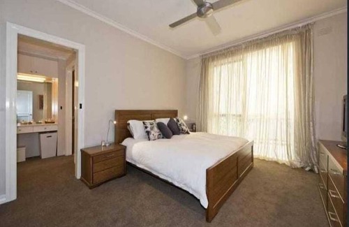 Toorak Apartment | City Convenience, Quiet AmbiencenPerfect Base for Tennis visitors