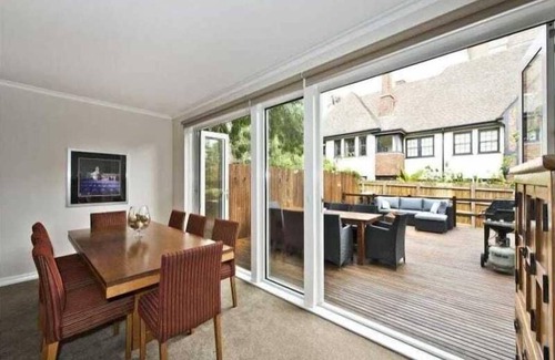 Toorak Apartment | City Convenience, Quiet AmbiencenPerfect Base for Tennis visitors