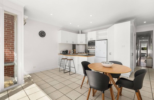 Kensington House | City Fringe 2 Bedroom House with Free Parking
