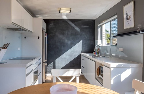 Lutwyche House | City Fringe Retreat Parkland Views Walk to Everything!