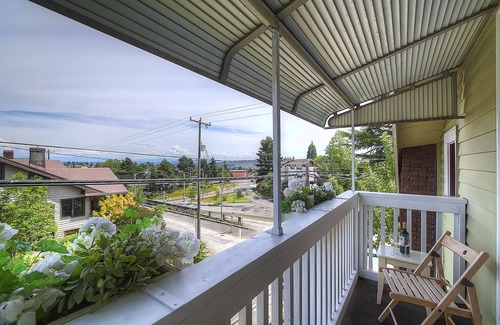 Fremont Apartment | City Haven: Blocks to Zoo, Steps to Downtown Express Bus