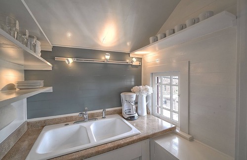Fremont Apartment | City Haven: Blocks to Zoo, Steps to Downtown Express Bus