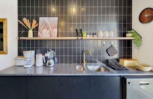 Foreshore Apartment | City Oasis Apartment with Rooftop Pool!